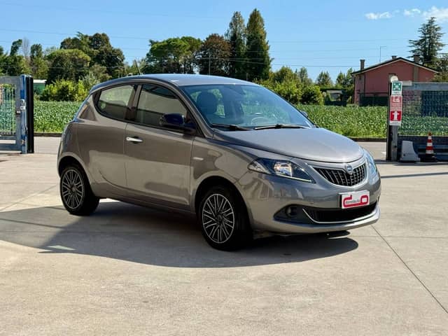 LANCIA YPSILON 1.0 HYBRID 70CV SILVER 2022 usata in vendita a Legnaro (Padova)